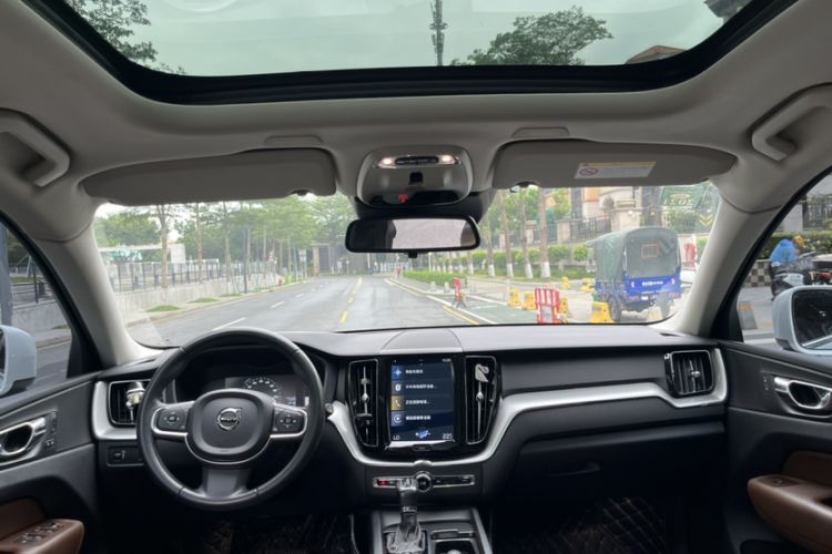 Used Volvo XC60 2019 T5 4x4 Smart Edition China VI Standard Interior 4