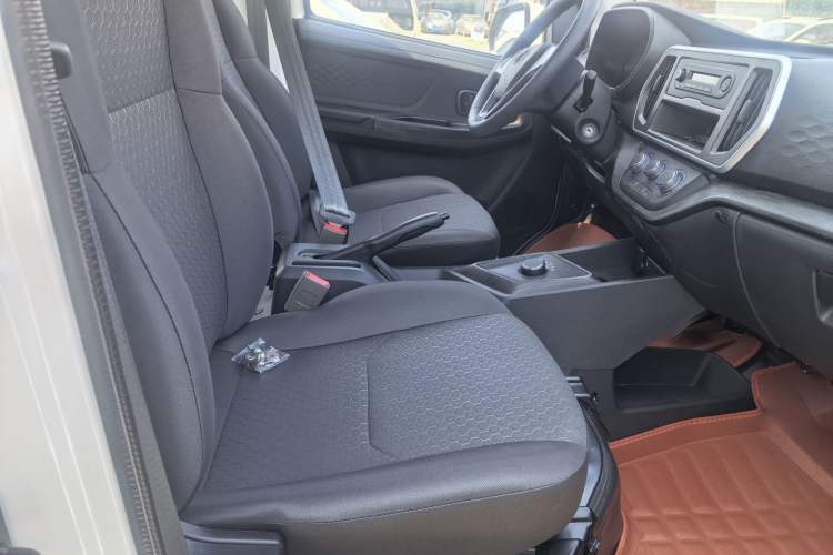 Used Chana Ruixing EM80 2025 Passenger Version Comfort Model 6 Seats 260 km Twin-Door Design 60 kW