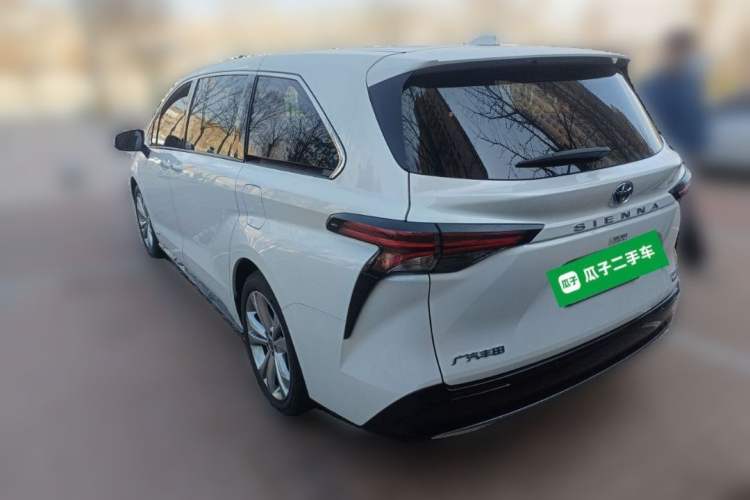 Used Toyota Sienna 2023 2.5L Hybrid Deluxe Edition