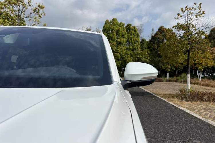 Used Volkswagen T-ROC 2025 Facelift Model 2 300TSI DSG Two-Wheel Drive Chenguang Edition
