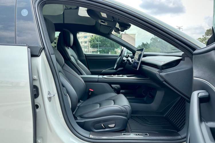 Used Xiaomi Auto SU7 2024 Rear-Drive Long-Range Intelligent Driving Version Right Front Seat