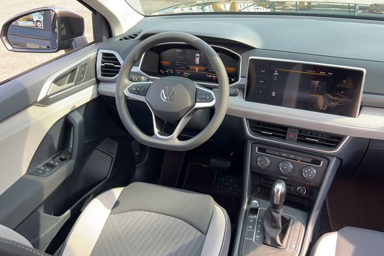 Used Volkswagen Tharu 2024 300TSI Two-Wheel-Drive Crescent Edition Interior 2