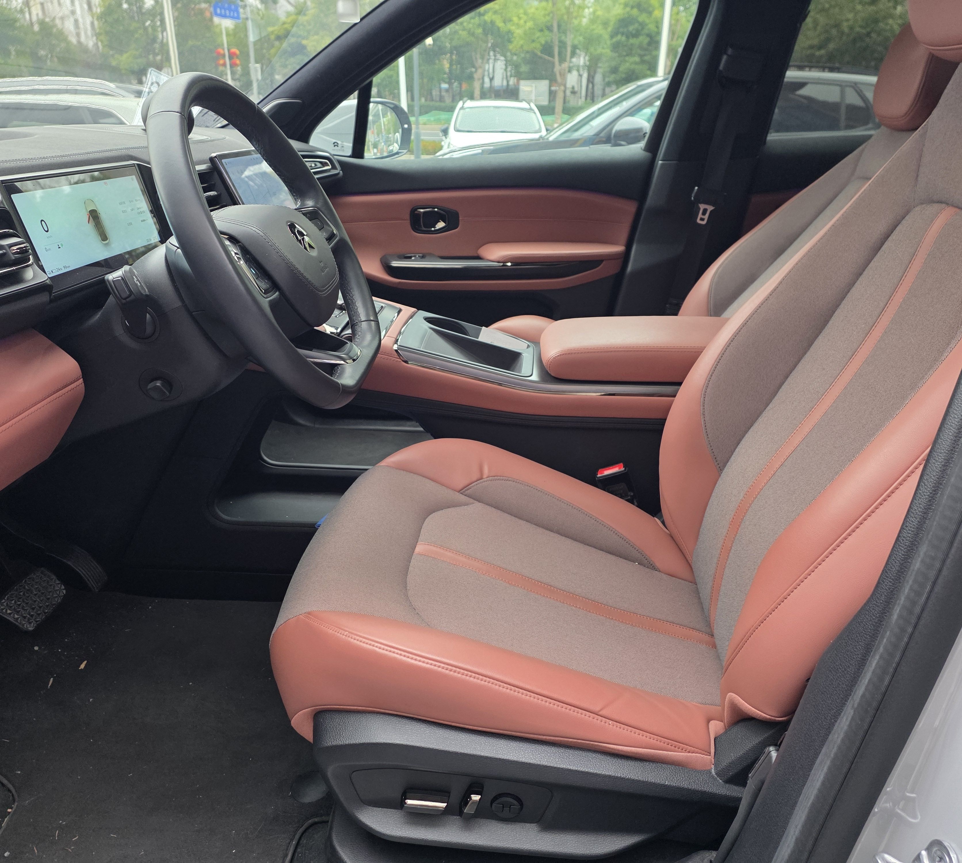 المقاعد الأمامية داخل السيارة