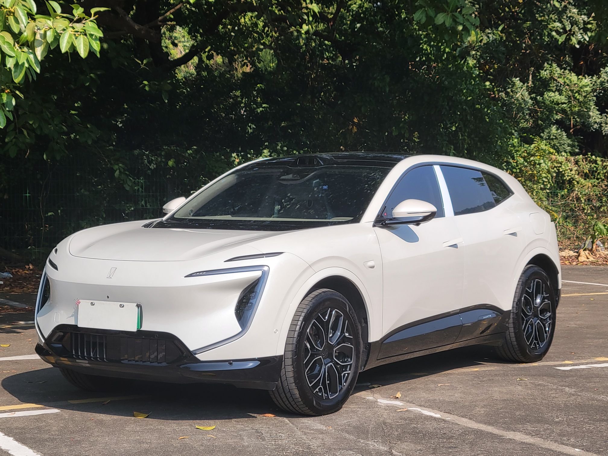 Под передней частью автомобиля