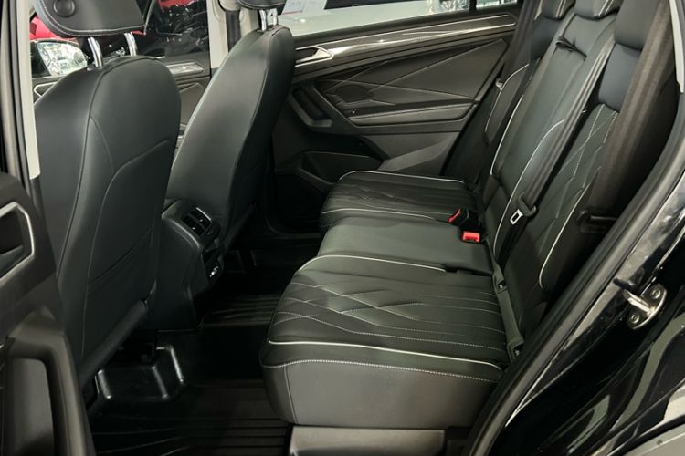 Used Volkswagen Tiguan L 2024 Outstanding Model 330TSI Automatic Two-Wheel Drive R-Line Dragon Glory Edition Interior 2