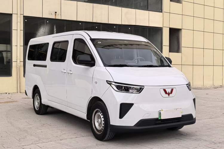 Used Wuling Yangguang 2024 300KM Comfort Version Passenger Van 75kW
