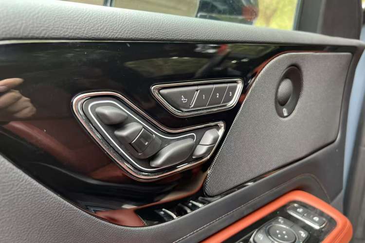 Used Lincoln Aviator 2024 3.0T V6 All-Wheel-Drive Luxury Edition Six Seats Interior 3