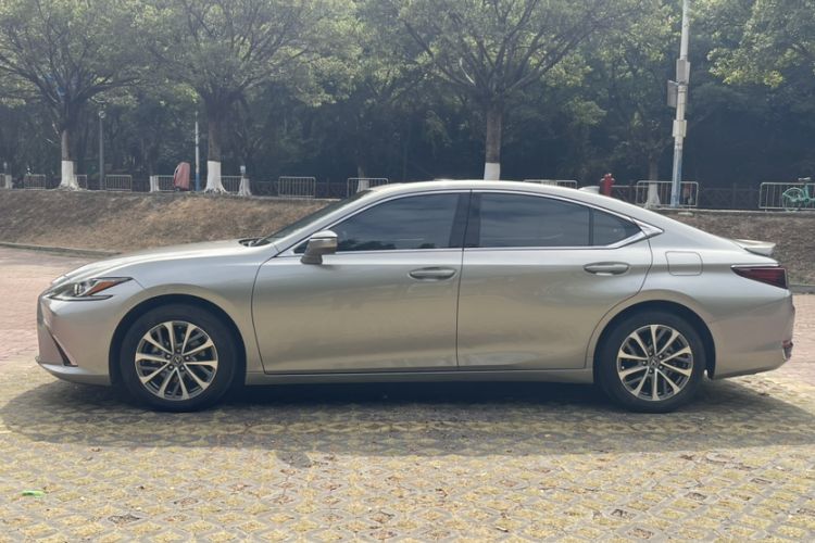 Used Lexus ES 2022 300h Excellence Edition
