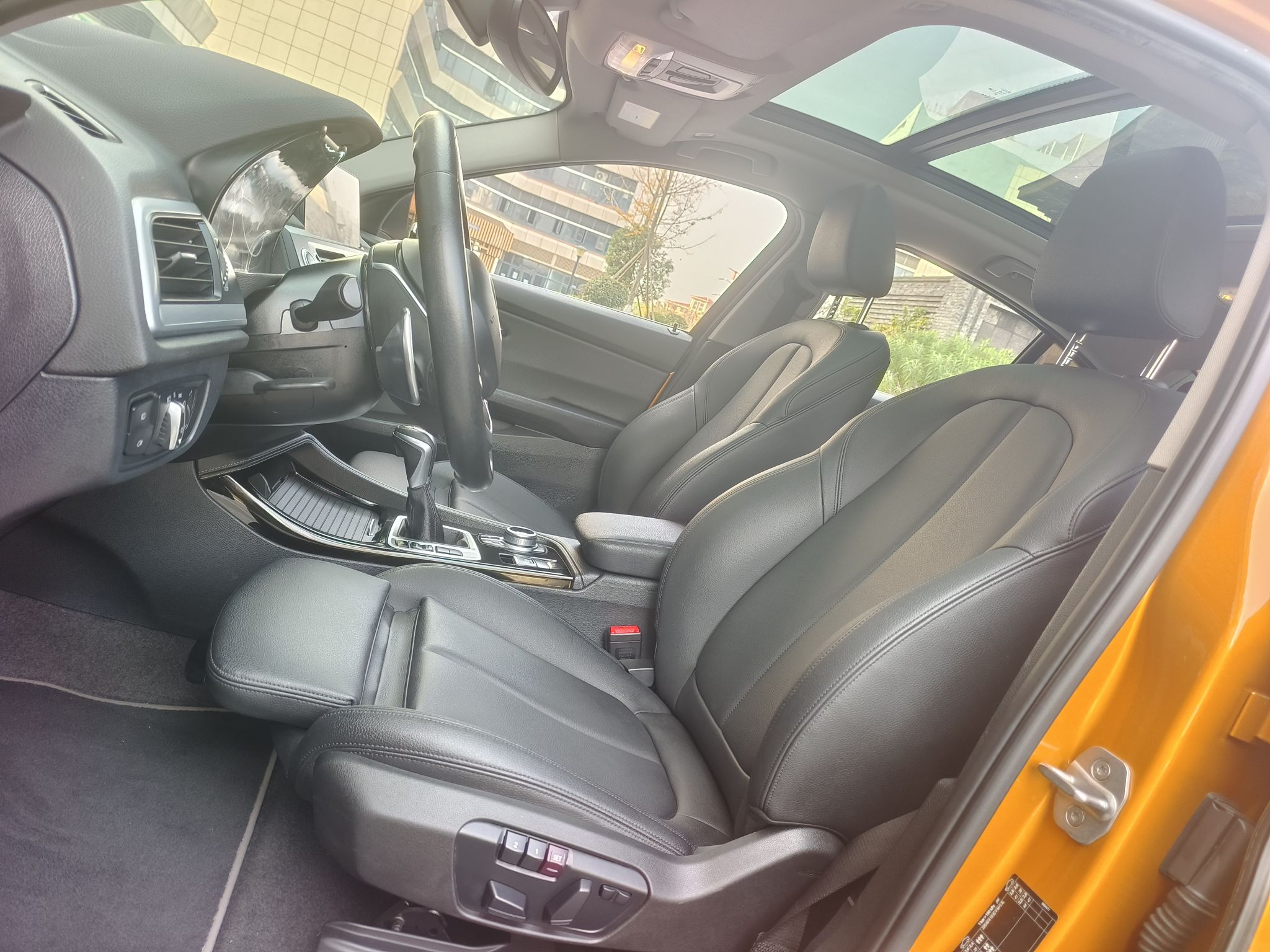 المقاعد الأمامية داخل السيارة