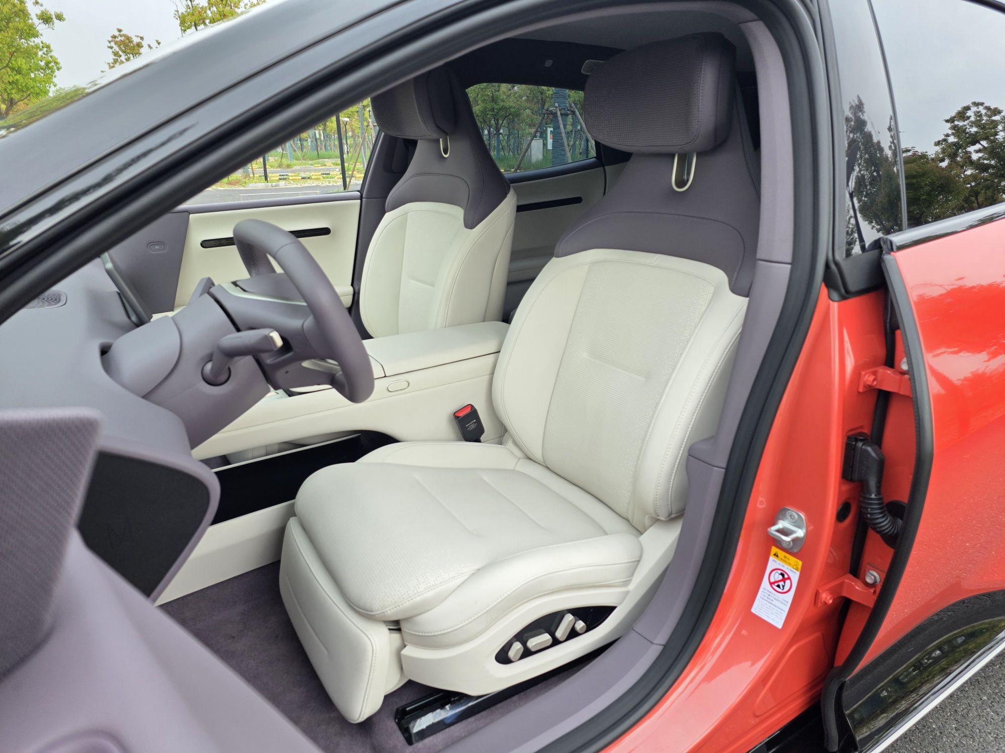 Переднее сиденье в автомобиле