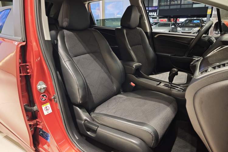 Used Honda Jade 2013 1.8L automatic Comfort version 5 seats Interior 4