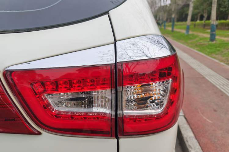 Used BYD S7 2015 2.0T Automatic Prestige Model Exterior 6