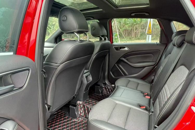 Used Mercedes-Benz B-Class 2015 B 200 Sport Edition Interior 4