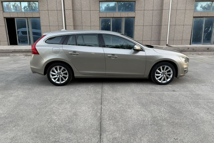 Used Volvo V60 2014 T5 Zhiyi Edition
