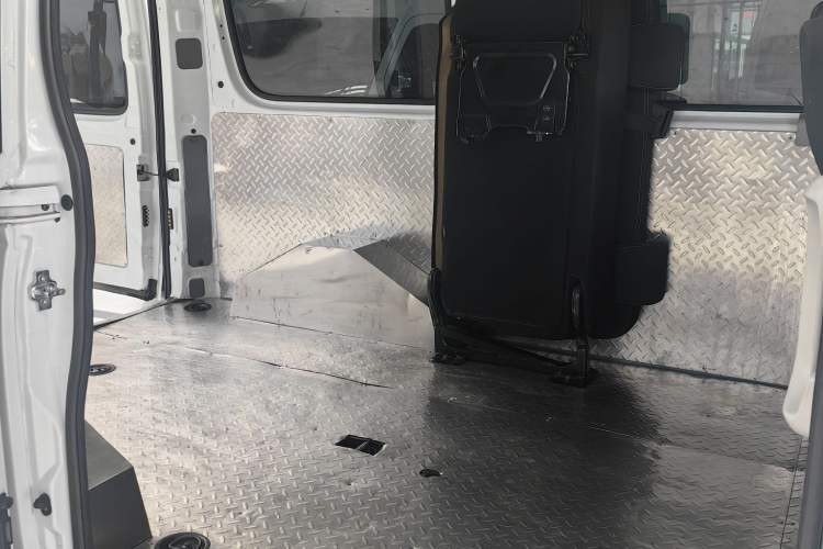 Used SAIC MAXUS Xintu V80 2021 2.0T Manual Classic Aoyuntong Short Wheelbase Mid-Roof 5/6-Seater