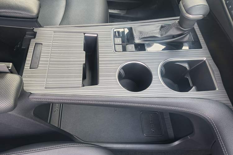 Used Toyota Sienna 2023 2.5L Hybrid Deluxe Edition