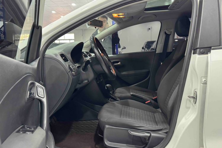 Used Volkswagen Polo 2016 1.6L Automatic Comfort Model Interior 2