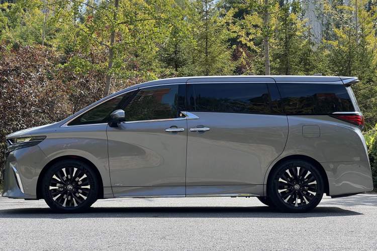 Used Toyota Alphard 2024 Dual-Engine 2.5L Prestige Edition
