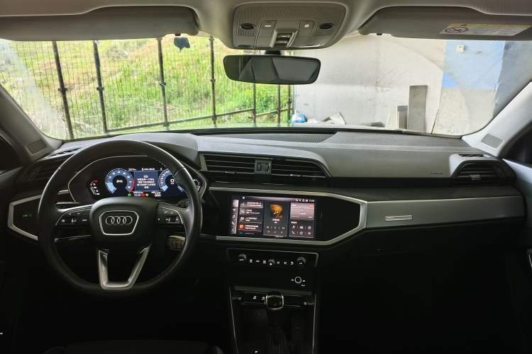 Used Audi Q3 2022 35 TFSI Progressive Dynamic Edition Center Console