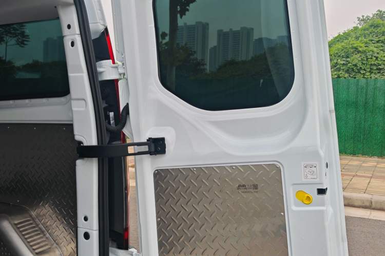 Used Ford Transit 2023 2.0T Diesel Manual Multifunction Commercial Vehicle Mid-axle Low-Roof Design 5/6 Seats
