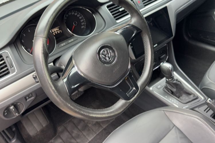 Used Volkswagen Lavida 2015 1.6L Automatic Comfort Edition Steering Wheel