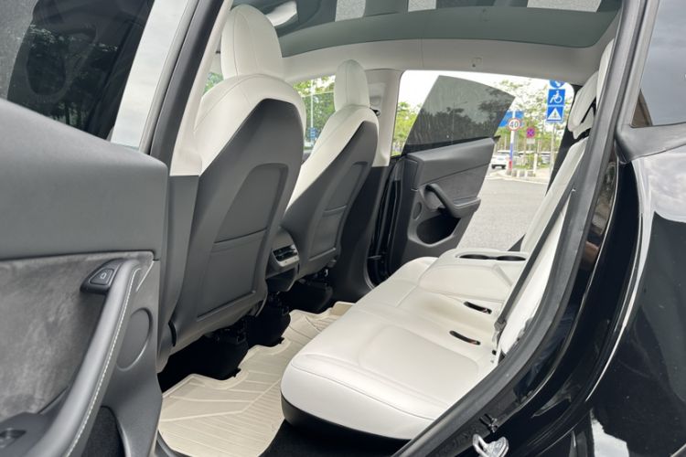 Used Tesla Model Y 2021 Standard Range Rear-Wheel Drive Version Interior 4