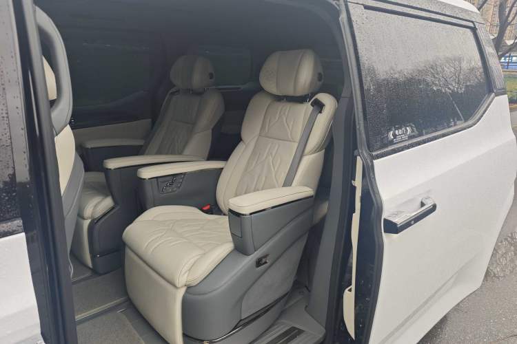 Used Zeekr 009 2024 7-Seater Aisle Version 108 kWh
