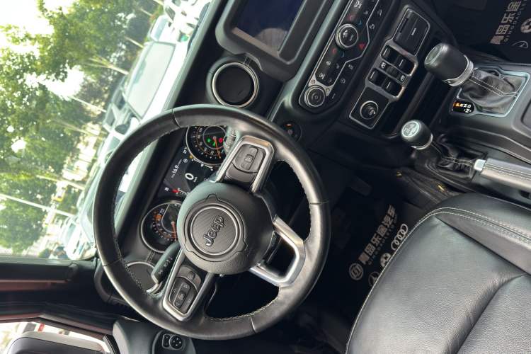 Used Jeep Wrangler 2019 2.0T Sahara Four-Door Version China VI Emission Standard