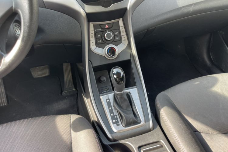 Used Hyundai Elantra (5th Generation / Langdong) 2016 1.6L Automatic Smart Version Interior 6