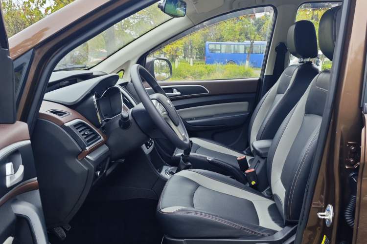 Used HYOSOW H3 2015 1.5L manual Comfort trim level
