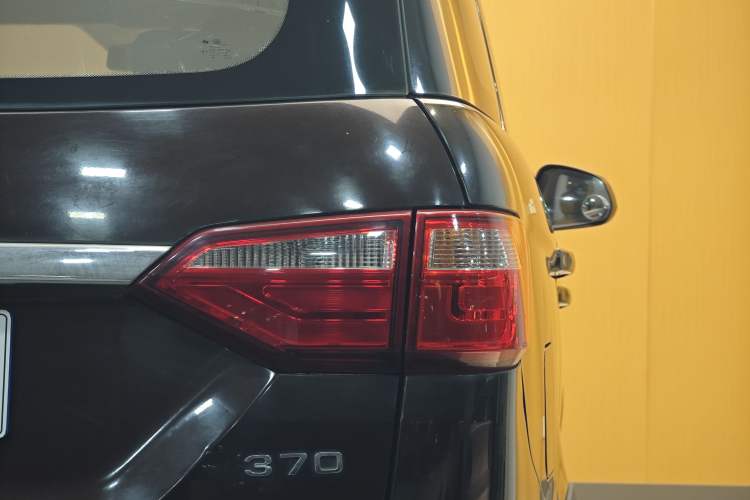 Used Dongfeng Fengon 370 2016 1.5L Manual Standard Edition SFG15-02 7 Seats Exterior 12