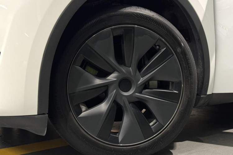 Used Tesla Model Y 2024 Rear-Wheel-Drive Version Interior 5