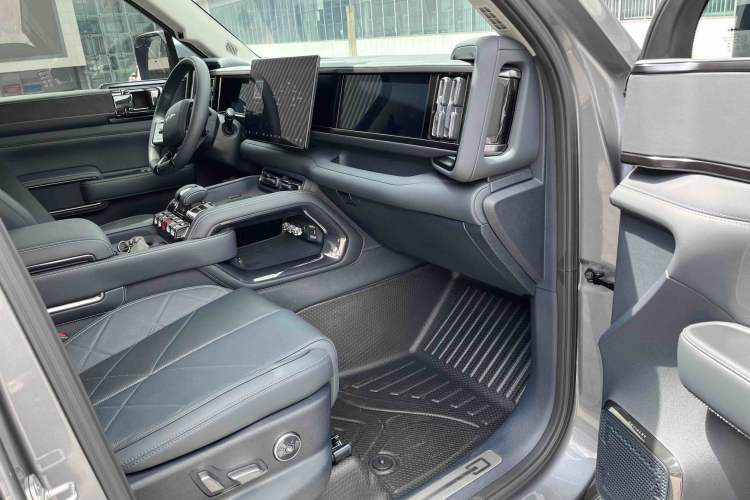 Used Formula Leopard 5 2023 Navigator Edition
