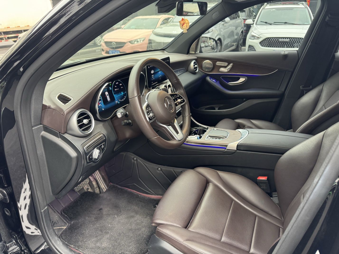 المقاعد الأمامية داخل السيارة