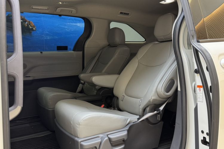 Used Toyota Granvia 2024 2.5L Hybrid Comfort Edition
