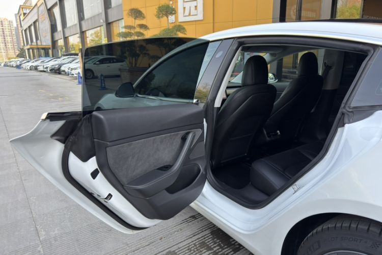 Used Tesla Model 3 2019 Long-Range Rear-Wheel-Drive Version Interior 2