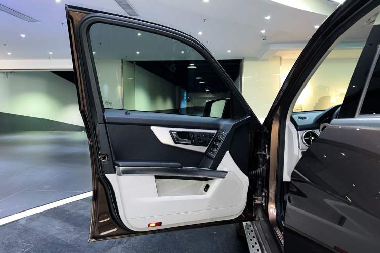 Used Mercedes-Benz GLK-Class 2013 Facelift GLK 300 4MATIC Fashion Edition Interior 9