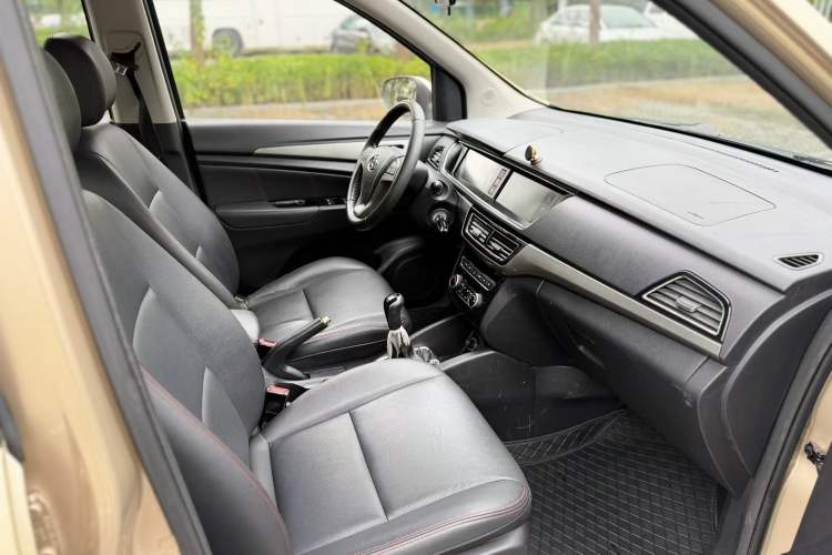 Used CHANGAN KAICHENG Oushang A600 2016 1.5L Manual Luxury 7-Seater Interior 5