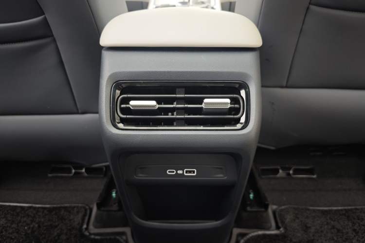 Used Geely Galaxy Xingjian 7 EM-i 2025 120km Flagship Edition Interior 2