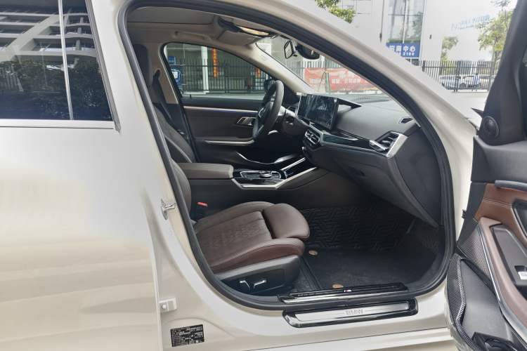 Used BMW i3 2024 eDrive 40 L Midnight Edition Right Front Seat