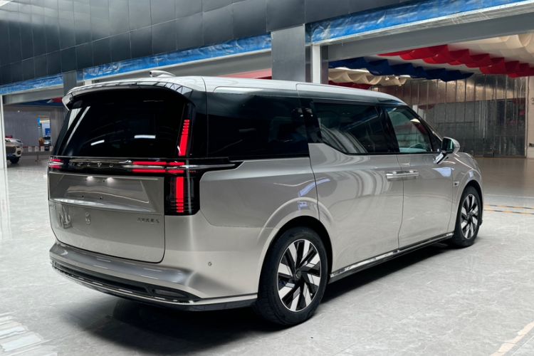 Used Volvo EM90 2025 Ultra Six-Seater