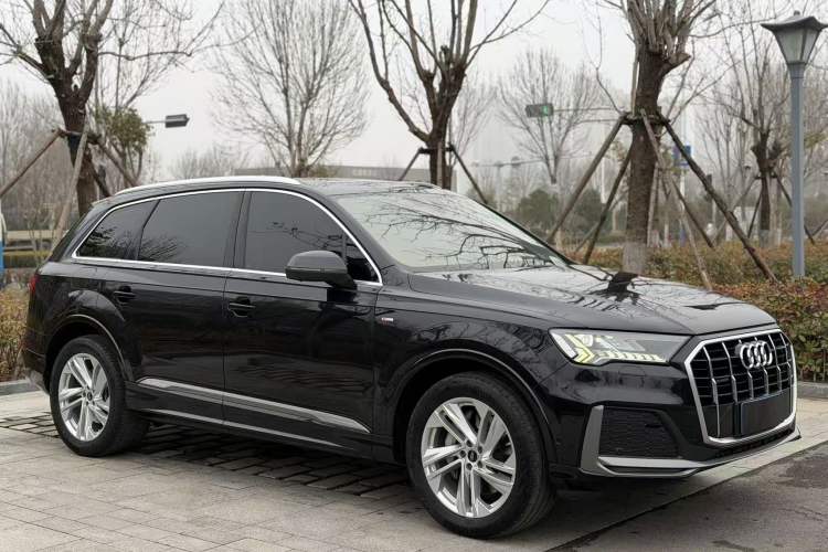 Used Audi Q7 2021 45 TFSI quattro S line Sport model
