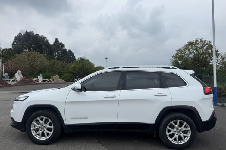 Used Jeep Cherokee 2016 2.4L Professional Edition Exterior 2