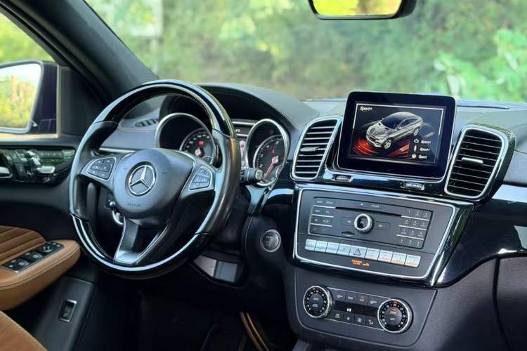 Used Mercedes-Benz GLE Coupe 2017 GLE 500 4MATIC Coupe SUV Interior 2