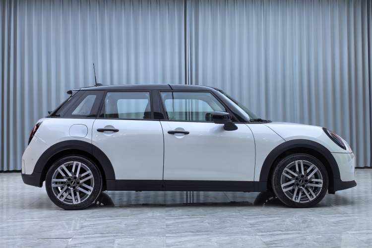 Used MINI MINI 2025 1.5T COOPER Classic Edition Five-Door Version
