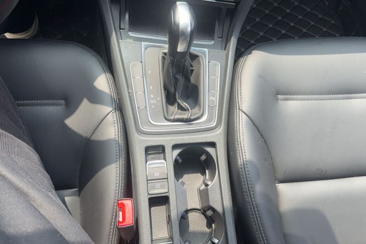 Used Volkswagen Golf 2017 1.6L Automatic Comfort Million-Vehicle Anniversary Edition
