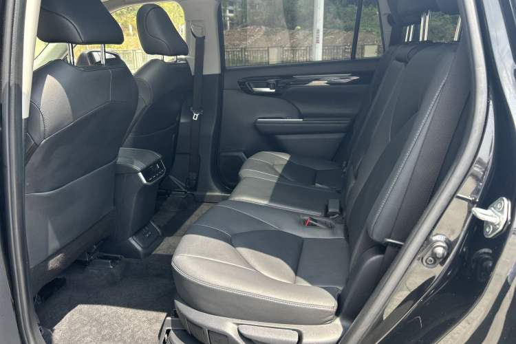 Used Toyota Highlander 2022 Dual-Engine 2.5L Four-Wheel Drive Prestige Version 7 Seats Interior 4