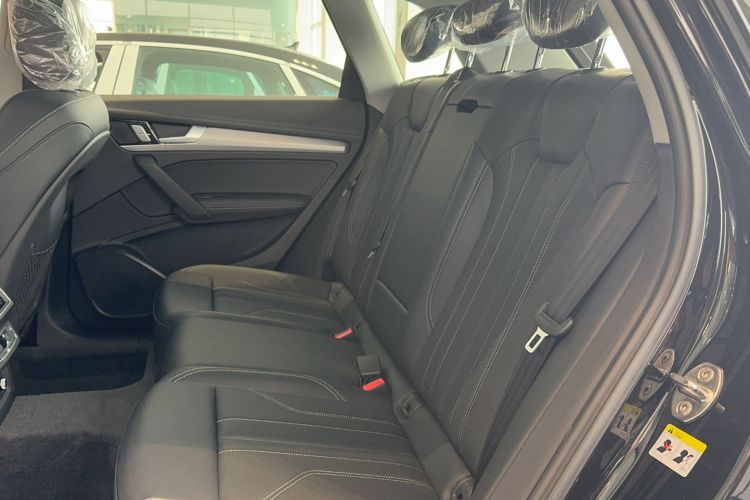 Used Audi Q5L 2025 Restyled 45th Anniversary Collector's Edition 40 TFSI Stylish and Dynamic Version Interior 1