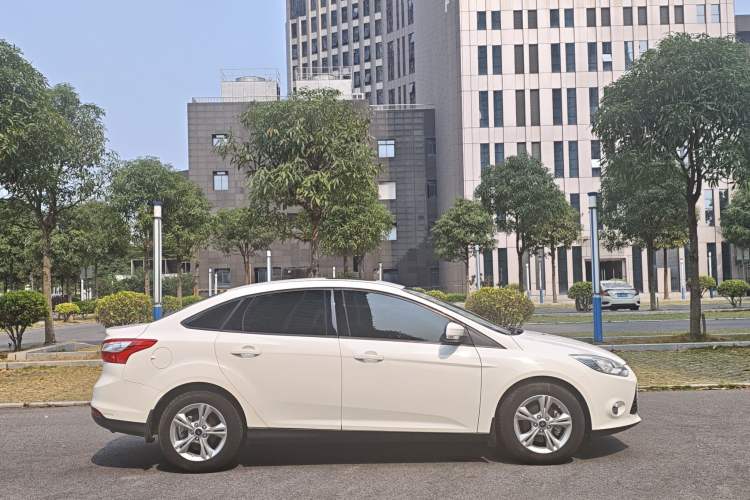 Used Ford Focus 2012 Sedan 1.6L Manual Fashion Edition Exterior 3