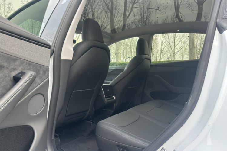 Used Tesla Model Y 2025 Long-Range All-Wheel-Drive Version